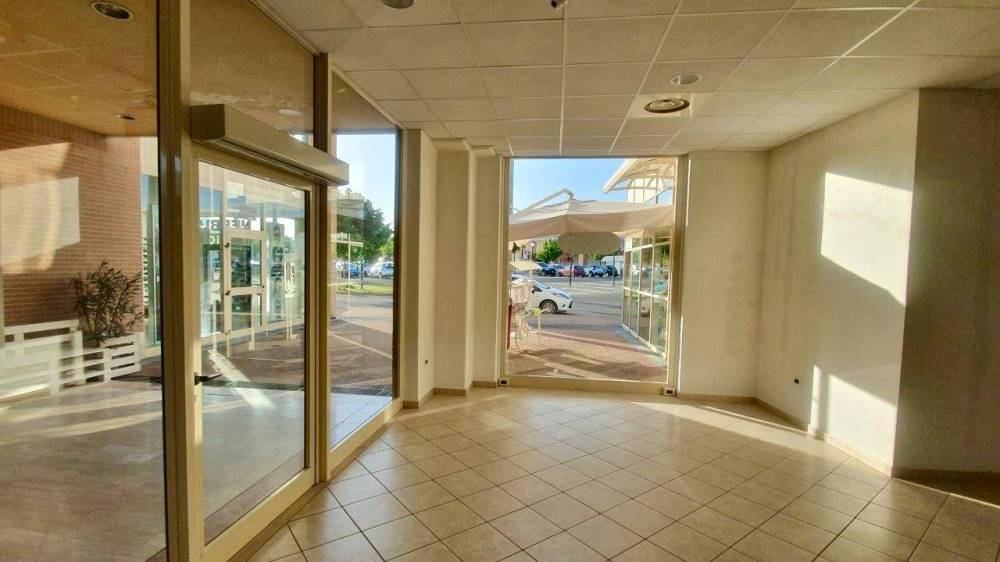 locale commerciale in affitto a Bibbiena