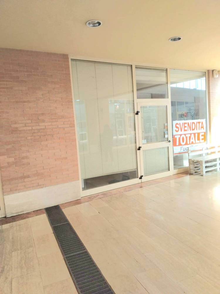 locale commerciale in affitto a Bibbiena