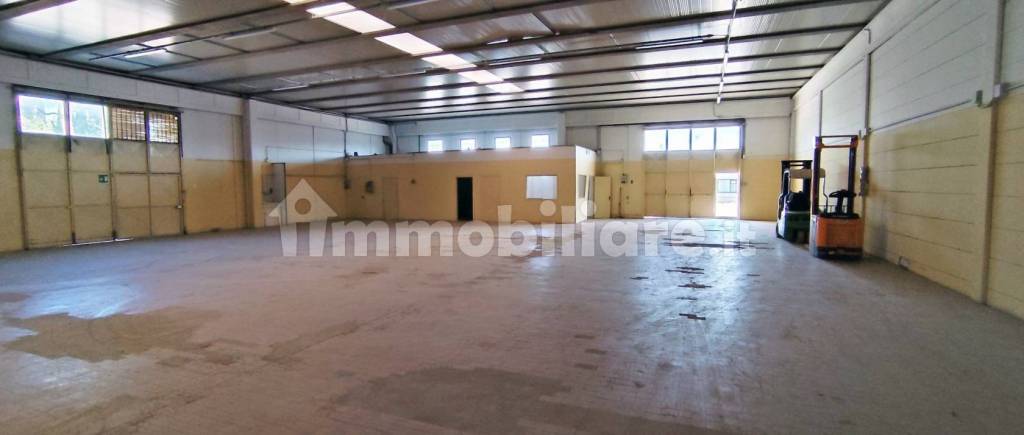 locale commerciale a Civitella in Val di Chiana in zona Pieve al Toppo