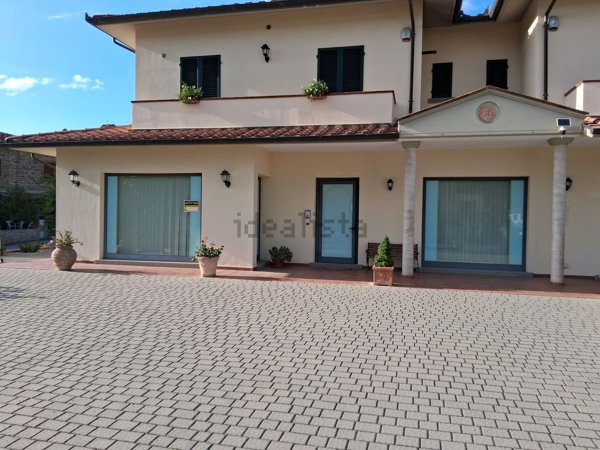 negozio in affitto a Cortona in zona Pergo