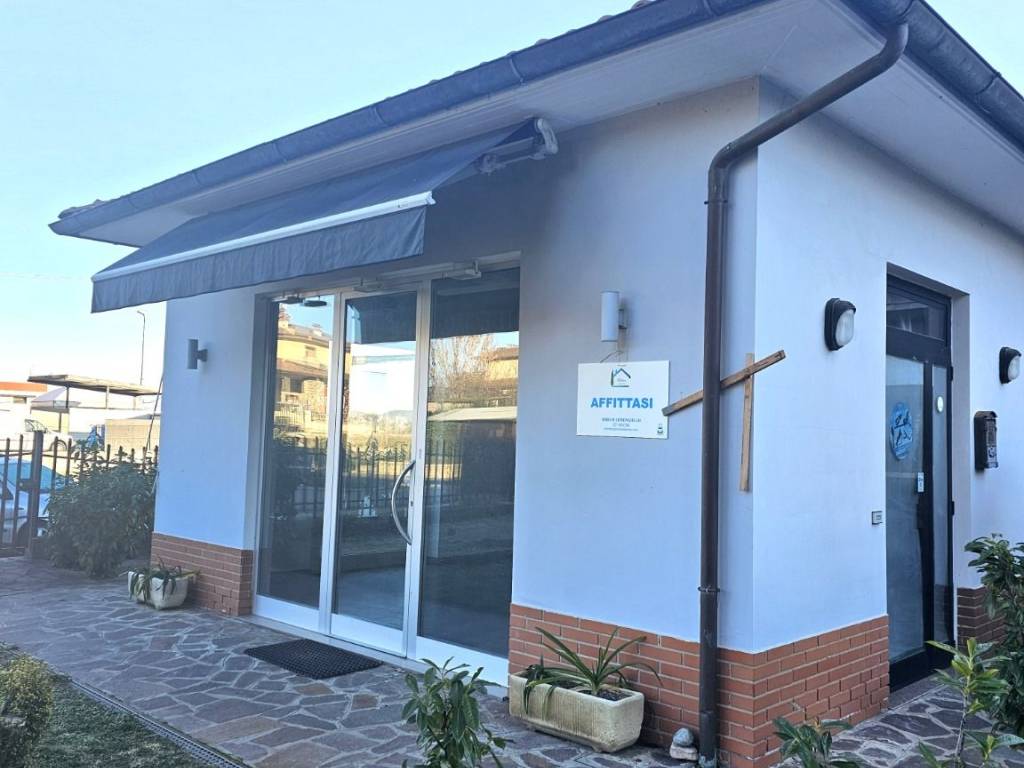 negozio in affitto a Monte San Savino in zona Alberoro