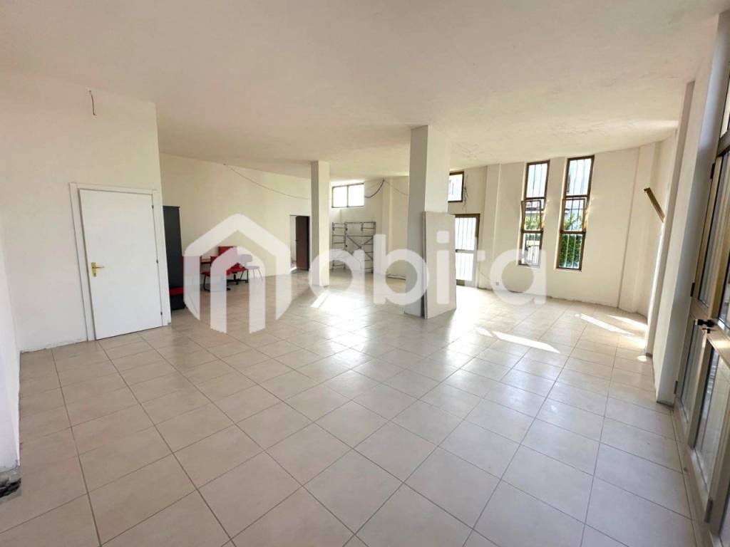 negozio in affitto a Montevarchi in zona Levanella