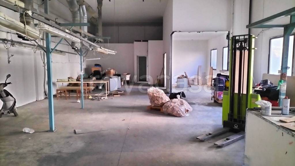 locale commerciale in affitto a Montevarchi in zona Levane