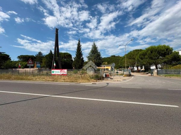 negozio in affitto a Terranuova Bracciolini