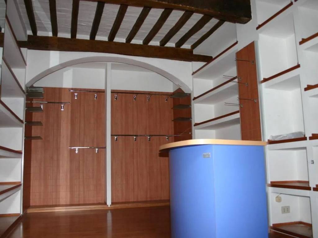 negozio in affitto ad Asciano