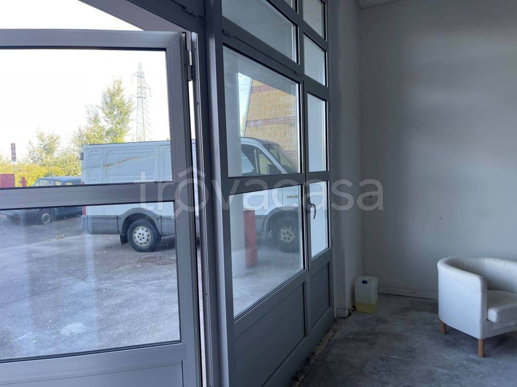 negozio in affitto ad Asciano in zona Arbia