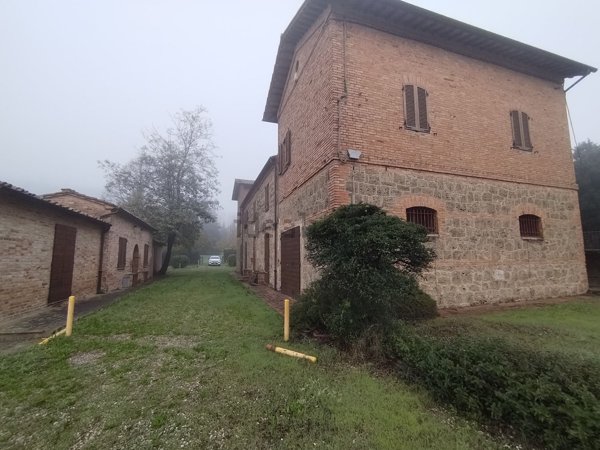 negozio in affitto a Chiusi in zona Querce al Pino