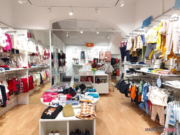 locale commerciale in affitto a Colle di Val d'Elsa