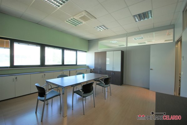 locale commerciale in affitto a Colle di Val d'Elsa