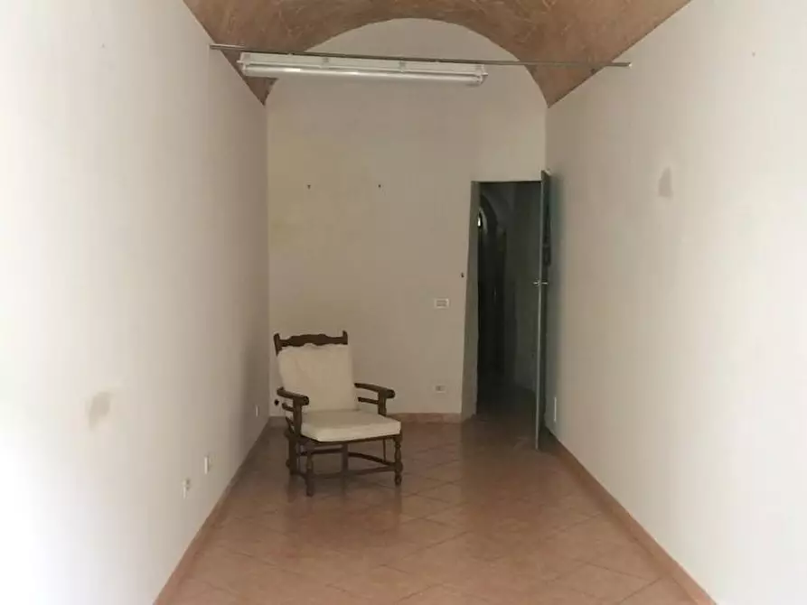 locale di sgombero in affitto a Colle di Val d'Elsa