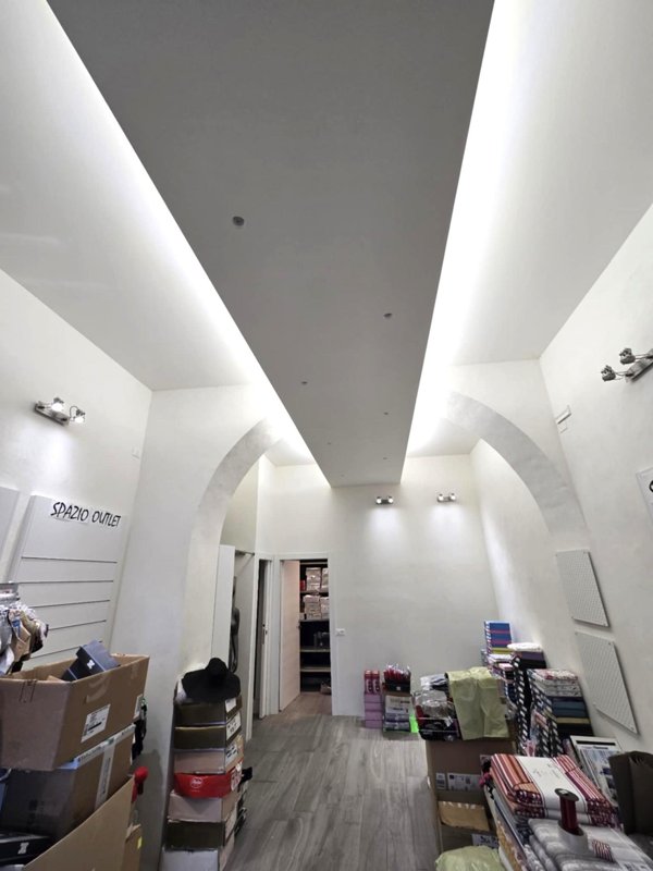 locale commerciale in affitto a Colle di Val d'Elsa