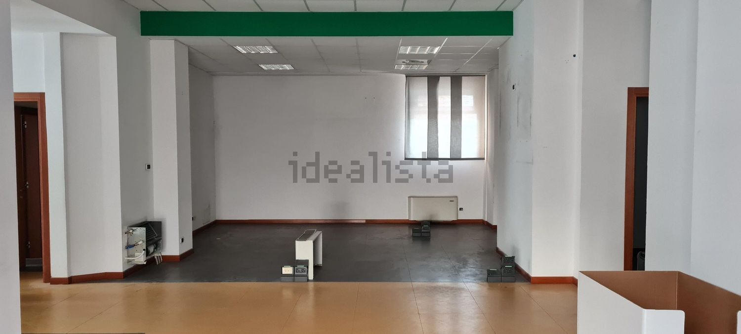 locale commerciale in affitto a Colle di Val d'Elsa