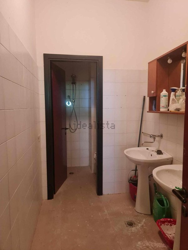 locale commerciale in affitto a Colle di Val d'Elsa