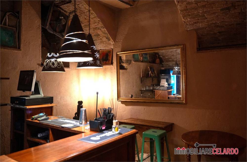 locale commerciale in affitto a Colle di Val d'Elsa