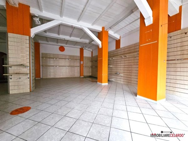locale commerciale in affitto a Colle di Val d'Elsa