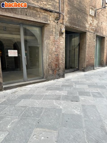 locale commerciale in affitto a Siena in zona Centro Città