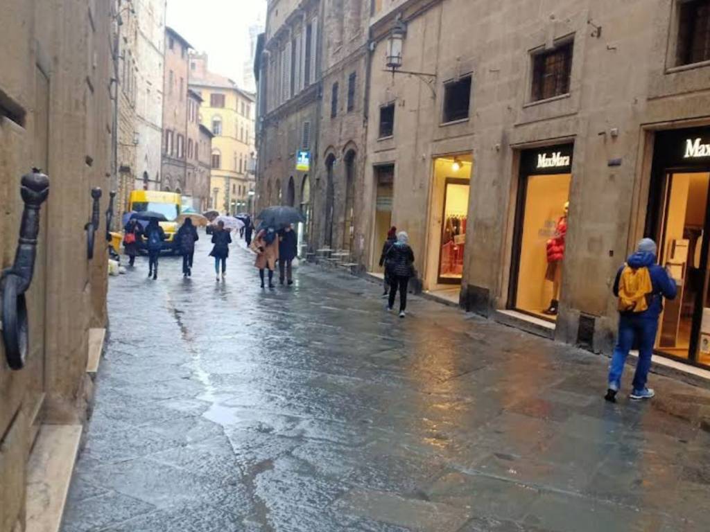 negozio in affitto a Siena in zona Centro Città