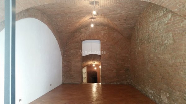 locale commerciale in affitto a Siena in zona Centro Città