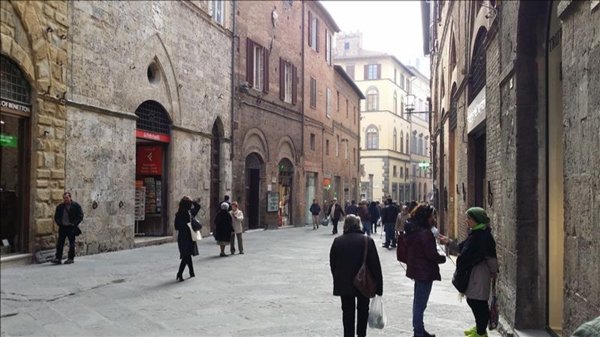 locale commerciale in affitto a Siena in zona Centro Città