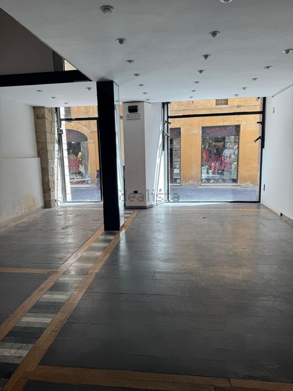 locale commerciale in affitto a Siena in zona Centro Città