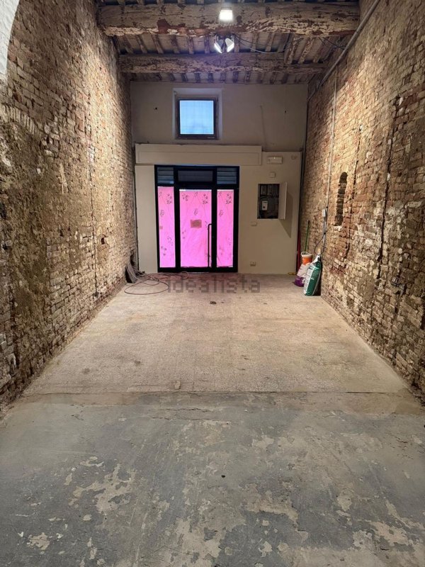 locale commerciale in affitto a Siena in zona Centro Città