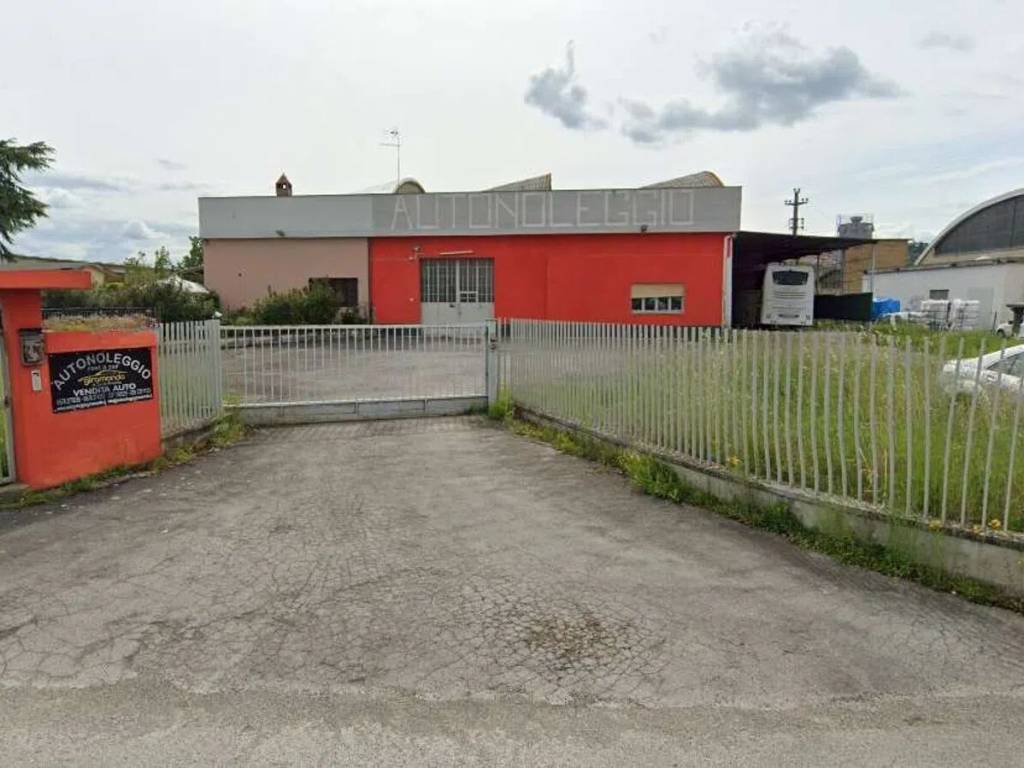 locale commerciale in affitto a Sinalunga