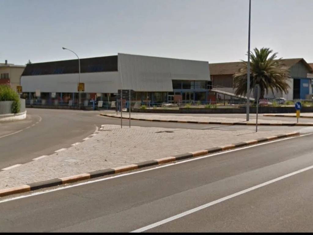 negozio in affitto a Follonica in zona Area Industriale