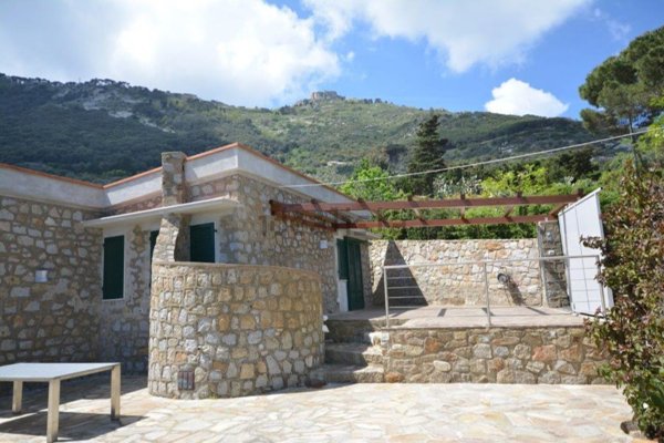 casa indipendente in affitto ad Isola del Giglio in zona Giglio Porto