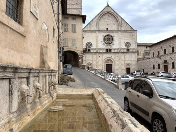 negozio in affitto ad Assisi