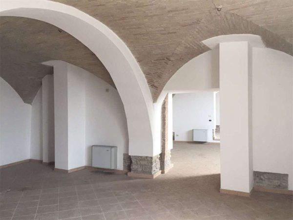 negozio in affitto ad Assisi in zona Palazzo
