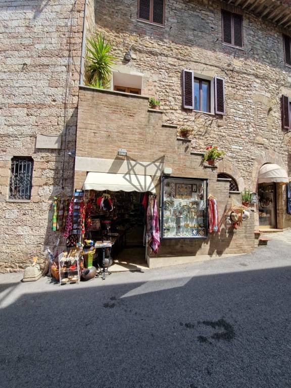 negozio in affitto ad Assisi