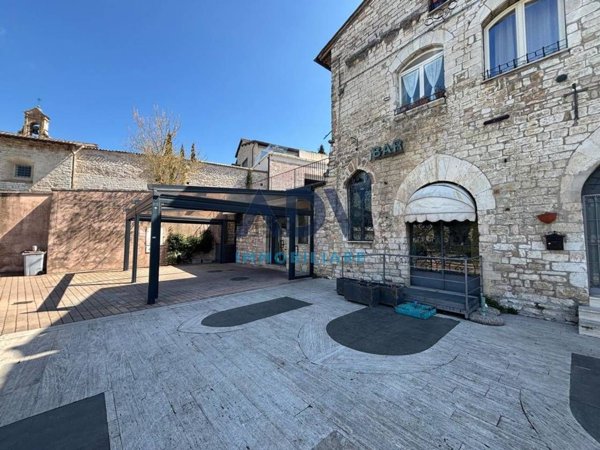 locale commerciale in affitto ad Assisi