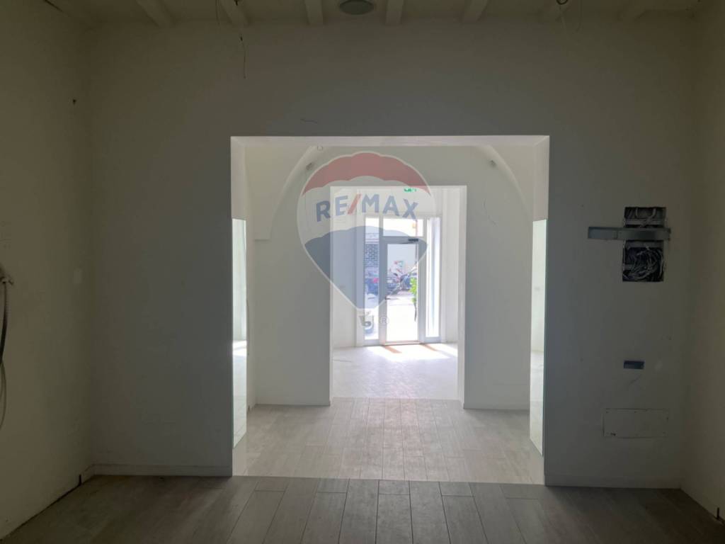 locale commerciale in affitto a Bastia Umbra