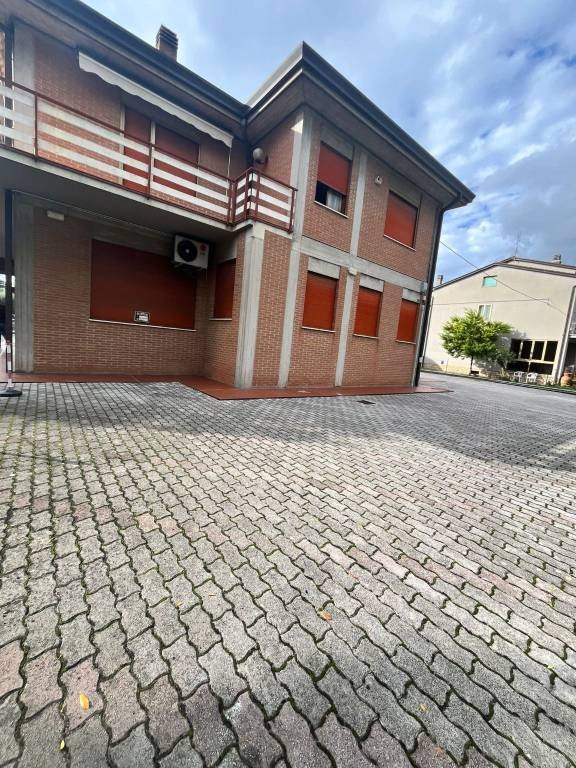 negozio in affitto a Bastia Umbra