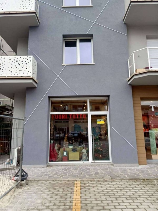 locale commerciale in affitto a Bastia Umbra