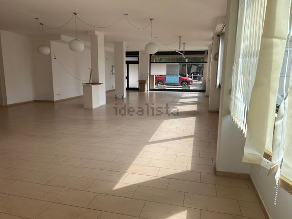 locale commerciale in affitto a Bastia Umbra