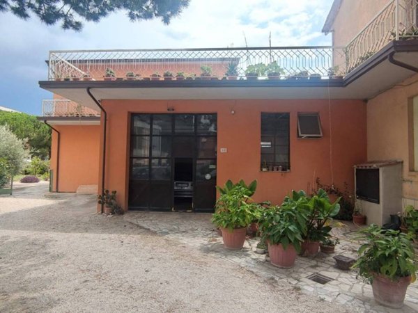 locale commerciale in affitto a Bastia Umbra