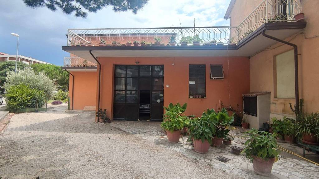 locale commerciale in affitto a Bastia Umbra