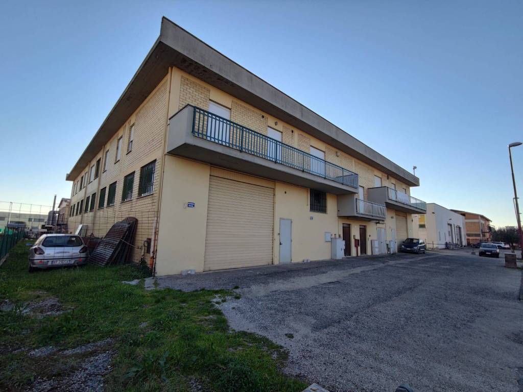 locale commerciale in affitto a Bastia Umbra