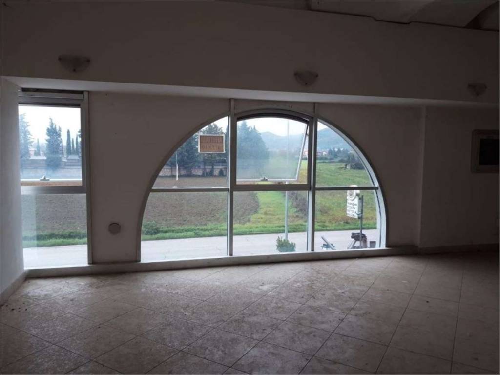 locale commerciale in affitto a Bastia Umbra