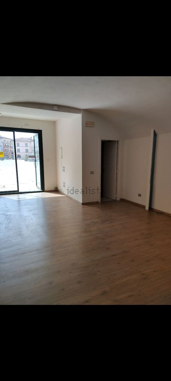 locale commerciale in affitto a Bastia Umbra