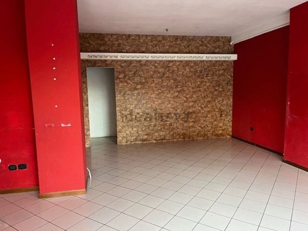 locale commerciale in affitto a Bastia Umbra
