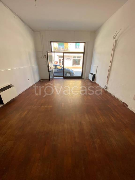 negozio in affitto a Bastia Umbra