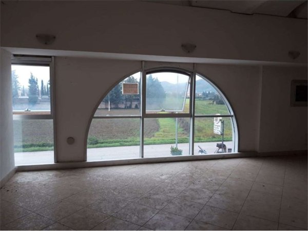 locale commerciale in affitto a Bastia Umbra