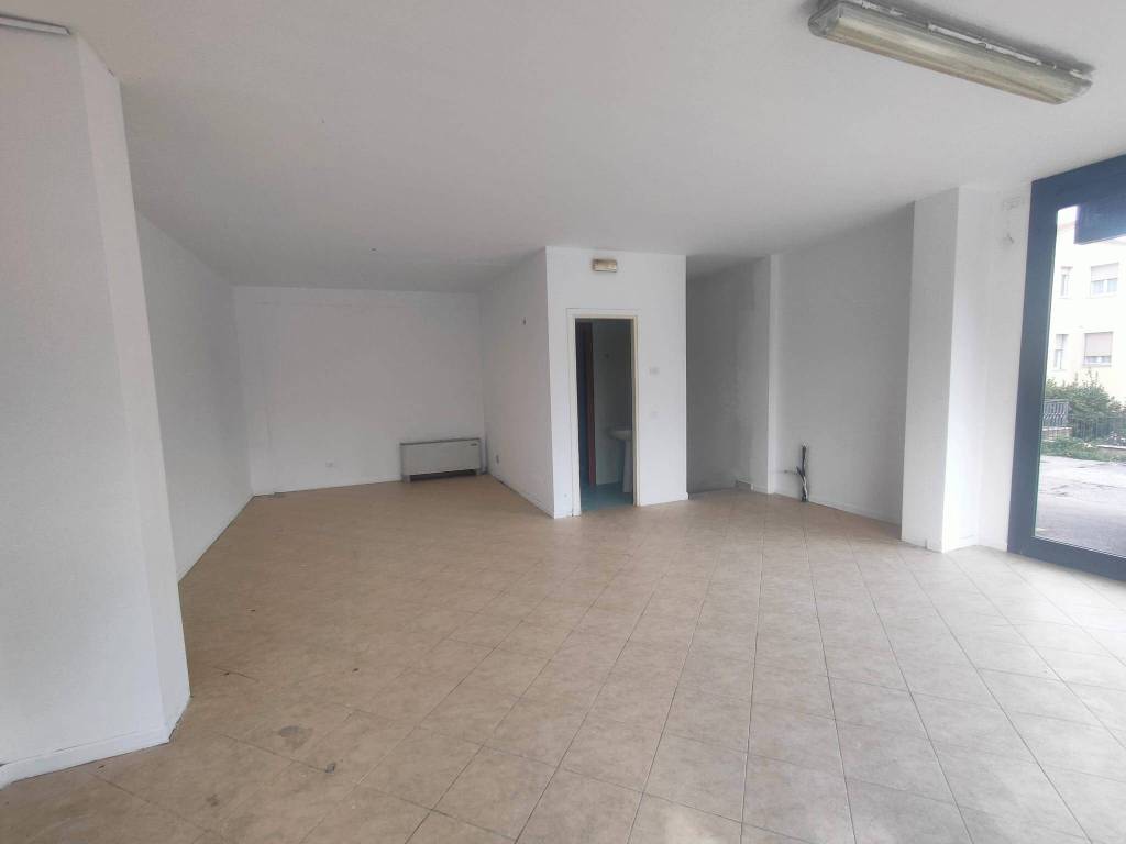 negozio in affitto a Bastia Umbra