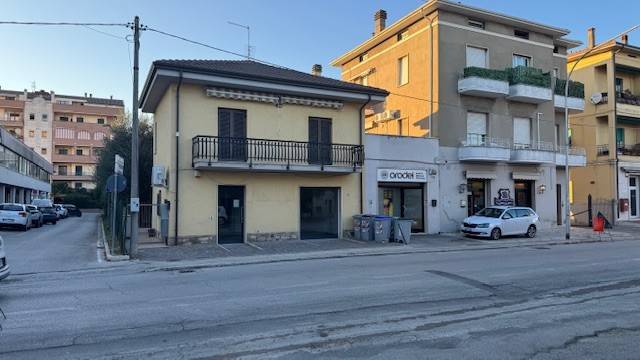 negozio in affitto a Bastia Umbra in zona Bastiola