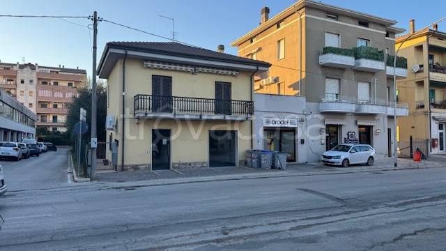 negozio in affitto a Bastia Umbra in zona Bastiola
