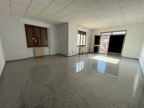 locale commerciale in affitto a Bevagna