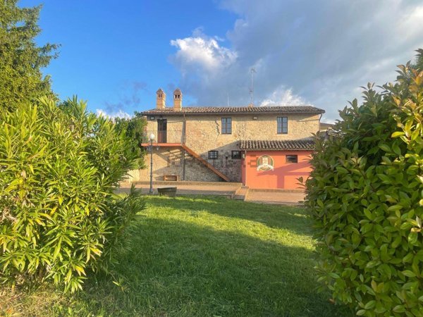 locale di sgombero in affitto a Bevagna