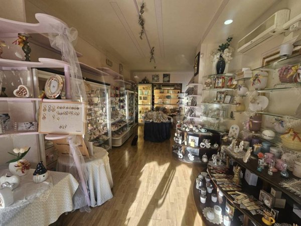 negozio in affitto a Corciano in zona Ellera Chiugiana